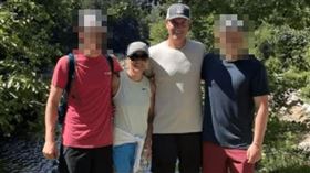 拜倫正宮的臉書有一張未註明日期的照片，外媒認為，這可能是夫妻倆與孩子的合照。（圖／翻攝自臉書）