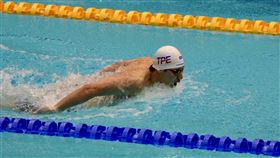 台灣世大運游泳好手王冠閎在200公尺蝶式準決賽游出1分55秒65，以總排第一名闖進決賽。（圖／大專體總提供）