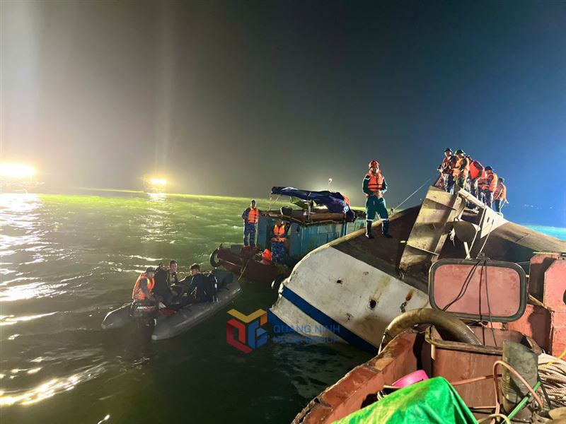 越南下龍灣19日下午發生觀光船翻覆事件。（圖／翻攝Chuyện Mẹ Chồng N&agrave;ng D&acirc;u臉書）