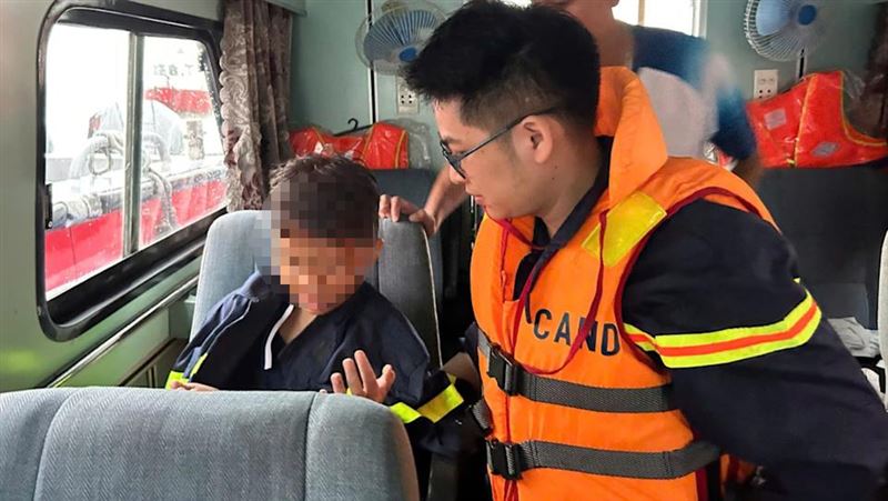 男童困船艙4小時幸運生還。（圖／翻攝自廣寧省警方、Chuyện Mẹ Chồng N&agrave;ng D&acirc;u臉書）