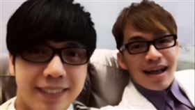 大炳、小炳。（圖／翻攝自臉書）