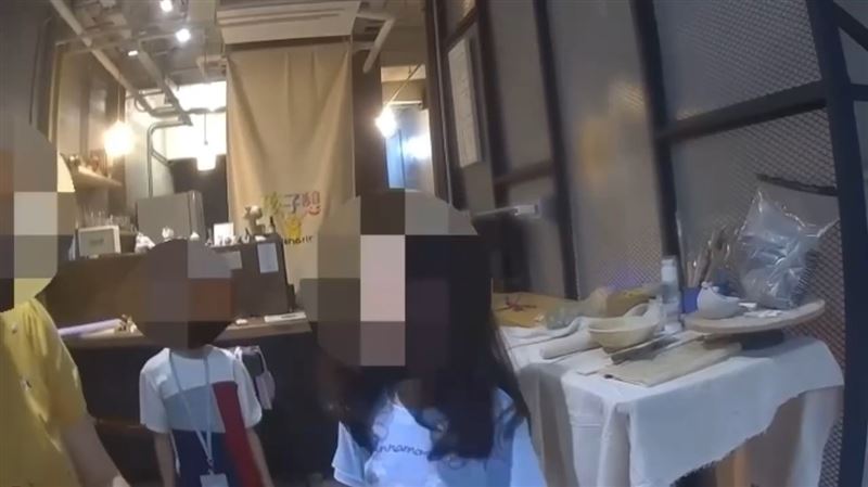 當下媽媽在家中警戒蛇的位置，並由2個孩子向派出所求助。（圖／翻攝畫面）