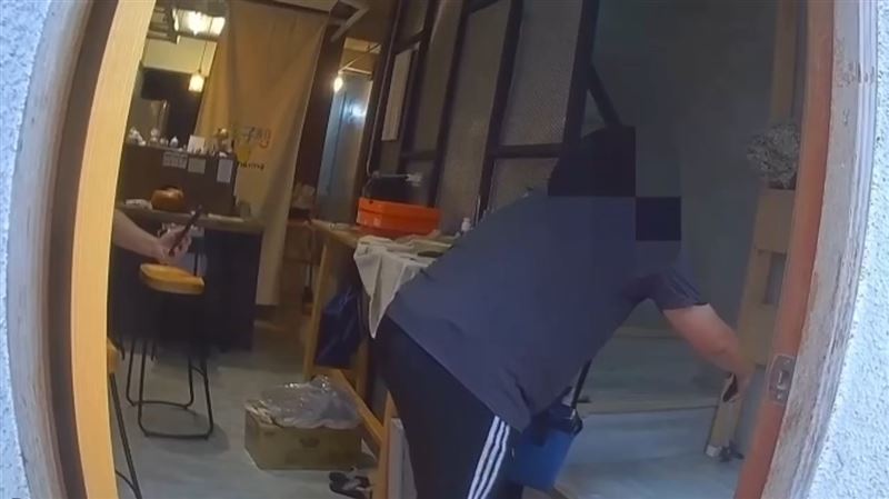 捕蛇人隨後趕抵現場將眼鏡蛇捕獲。（圖／翻攝畫面）
