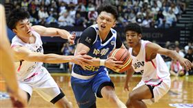 瓊斯盃男籃　李家慷助台灣白險勝日本2025雙北威廉瓊斯盃國際籃球邀請賽台灣白隊19日迎戰日本隊，靠著李家慷（持球者）終場前2罰俱佳，搭配上演關鍵防守、擋住日本隊進攻，率隊76比74、2分之差險勝。（籃協提供）中央社記者陳容琛傳真 114年7月19日