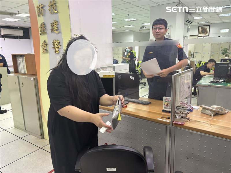 女導遊找回神秘包包，讓她感動的直向拾獲的員工說感謝。(圖/翻攝畫面)