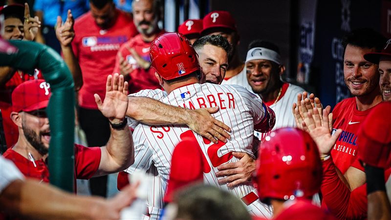 舒瓦伯(Kyle Schwarber)炸裂逆轉滿貫砲。(圖/翻攝自費城人推特)