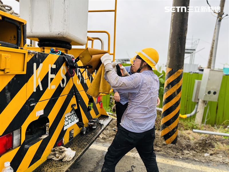 嘉義地區累積停電用戶逾36萬戶，經過搶修於19日晚間8時全數復電。（圖／台電嘉義區處提供）