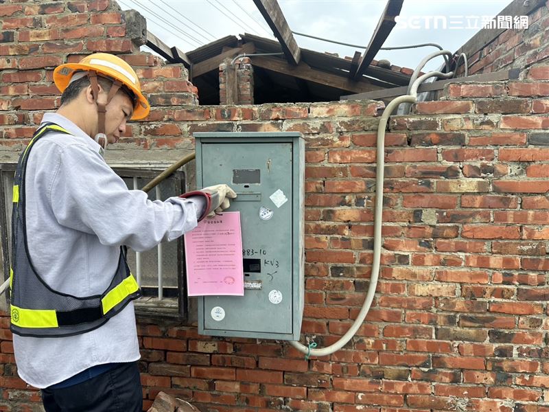 台電人員逐一走進災區，與村里忍確認是否「停電戶清零」。（圖／台電嘉義區處提供）
