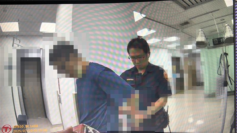 警方在醫院逮捕陳男。（圖／翻攝畫面）