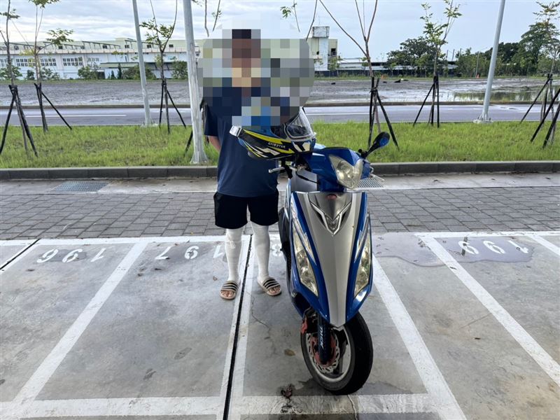 陳男在縱火過程中也將自己小腿燒傷。（圖／翻攝畫面）
