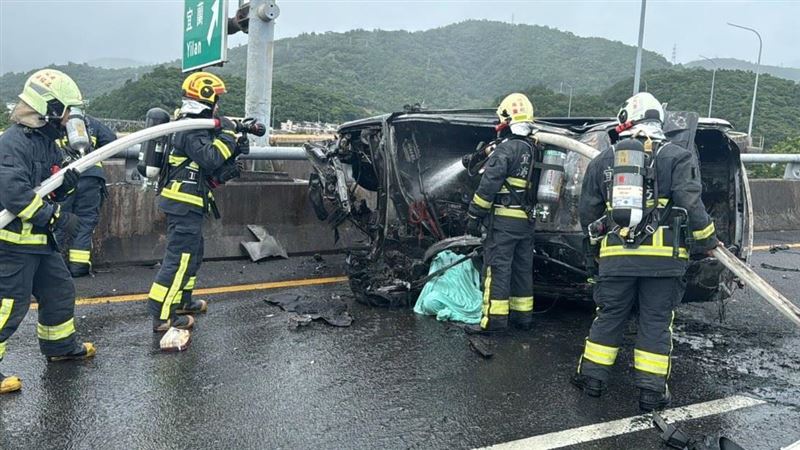國道5號宜蘭蘇澳交流道附近,發生火燒車事故。(圖/翻攝畫面)