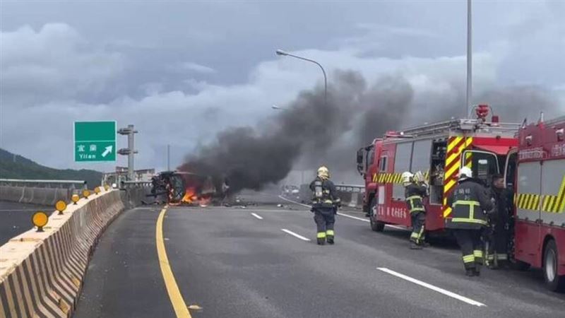 國道5號宜蘭蘇澳交流道附近,發生火燒車事故。(圖/翻攝畫面)