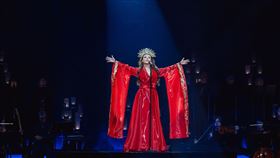 ▲莎拉・布萊曼穿著的紅色服裝，也是融入東方意象與紅色等元素。（圖／寬宏藝術提供）