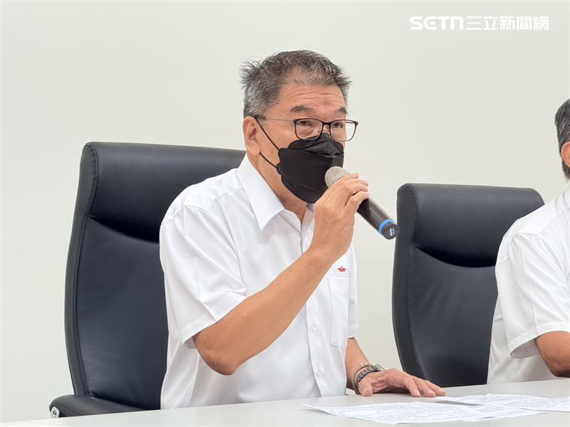欣欣客運董事長范大維今(20)日出面開記者會說明。(圖/記者李育道攝影)