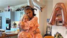 ▲凱特貝琴薩發文悼念媽媽。（圖／翻攝自IG @katebeckinsale）