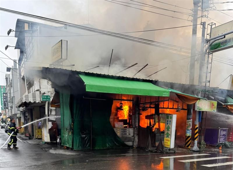 「北斗商圈」2小吃攤因不明原因竄出火舌。（圖／翻攝自鎮代會主席陳世凱臉書）