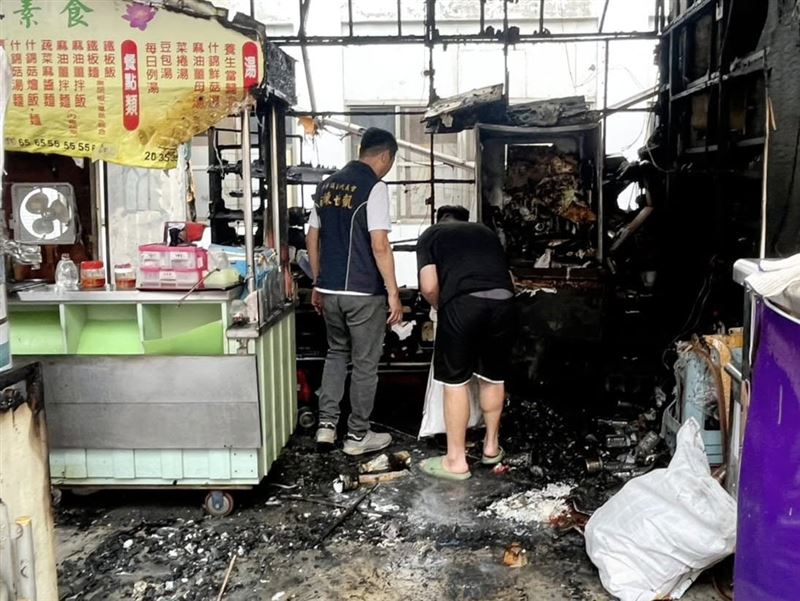 「北斗商圈」2小吃攤發生火警，店內設備被燒成黑炭。（圖／翻攝自鎮代會主席陳世凱臉書）