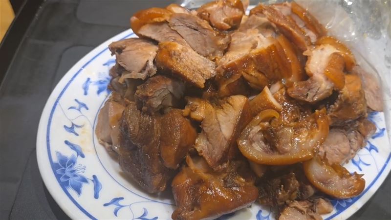 業者表示,豬腳販售方式一向都包括大腿肉、豬蹄,依固定比例分配。至於當事人並未直接投訴,無法得知確切狀況。(圖/記者朱俊傑攝影)