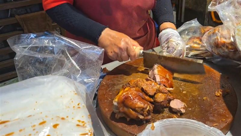 業者表示,豬腳販售方式一向都包括大腿肉、豬蹄,依固定比例分配。至於當事人並未直接投訴,無法得知確切狀況。(圖/記者朱俊傑攝影)