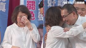 ▲黃敏惠哽咽落淚與侯友宜相擁打氣。（圖／翻攝畫面）