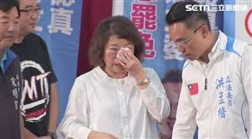 ▲黃敏惠哽咽落淚與侯友宜相擁打氣。（圖／翻攝畫面）