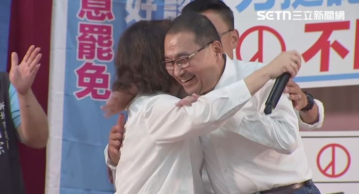 黃敏惠哽咽落淚與侯友宜相擁打氣。（圖／翻攝畫面）