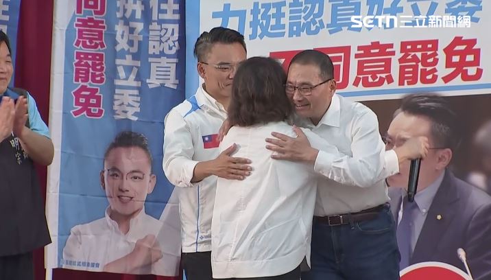 黃敏惠哽咽落淚與侯友宜相擁打氣。（圖／翻攝畫面）
