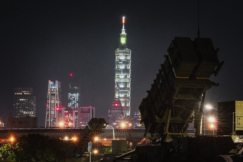 2輛空軍愛國者飛彈發射車吸引警戒區外的民眾拍照，軍方也不加以干涉，蘇紫雲認為這是國軍文化的轉變。（圖／中央社）