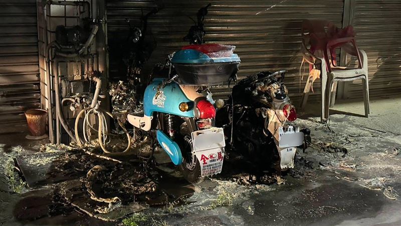 起火的老車也波及到旁邊的微型電動車，全部付之一炬。（圖／翻攝畫面）