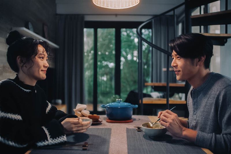 胡宇威（右）、李玲葦再度合作《就算一個人也可以好好的吃飯2》。（圖／公視+提供）