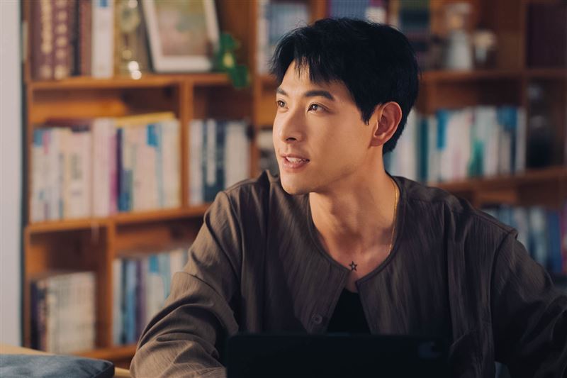 連晨翔飾演人氣作家。（圖／公視+提供）