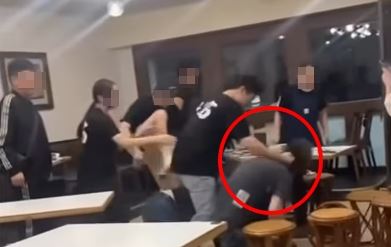 穿著「牛富溫體涮牛肉」制服的員工重擊對方後腦勺，警方發現是員工單方面毆打被害人。（圖／翻攝自臉書粉專「Mr.柯學先生」）