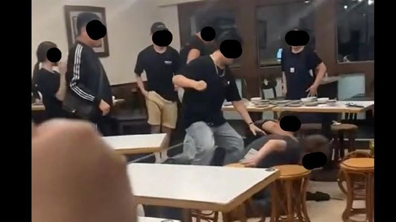 聊政治議題遭鄰桌客人毆打。（圖／讀者提供）