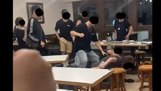 吃宵夜聊政治爆衝突！3男叫囂毆人畫面曝