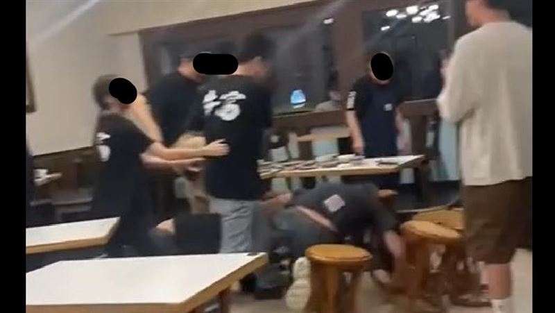 聊政治議題遭鄰桌客人毆打。（圖／讀者提供）