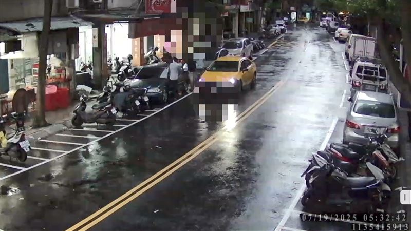 酒醉的陳男與小黃司機在街頭起衝突。(圖/翻攝畫面)