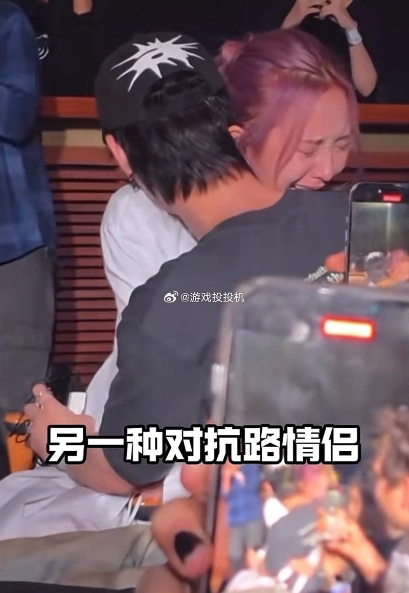 鄭乃馨大哭後撲進男友懷裡。（圖／翻攝自微博）