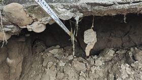 大雨洪水猛轟！台中龍井道路「地基破洞」