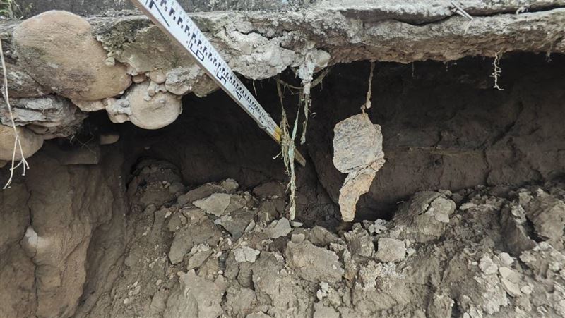 大雨洪水猛轟！台中龍井道路「地基破洞」