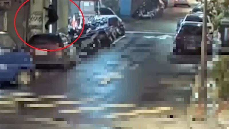 吳男不滿遭解雇,涉嫌縱火被警逮送辦。(圖/翻攝畫面)