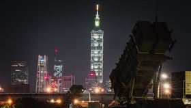 國軍漢光41號實兵演習　愛國者放列北市河濱國軍漢光41號實兵演習幕，圖為2輛空軍愛國者飛彈發射車16日深夜放列於北市美堤河濱公園。中央社記者游凱翔攝　114年7月20日