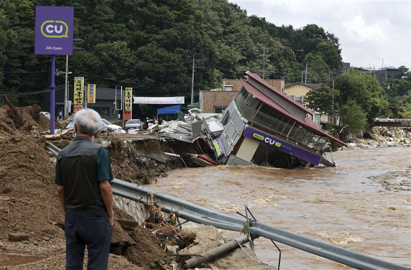 豪雨引發洪災，導致加平郡不少房屋被沖毀。圖為一間便利商店被沖倒。（圖／美聯社／達志影像）