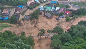 ▲慶尚南道西部山清郡也發生嚴重土石流，導致房屋被沖毀。（圖／美聯社／達志影像）