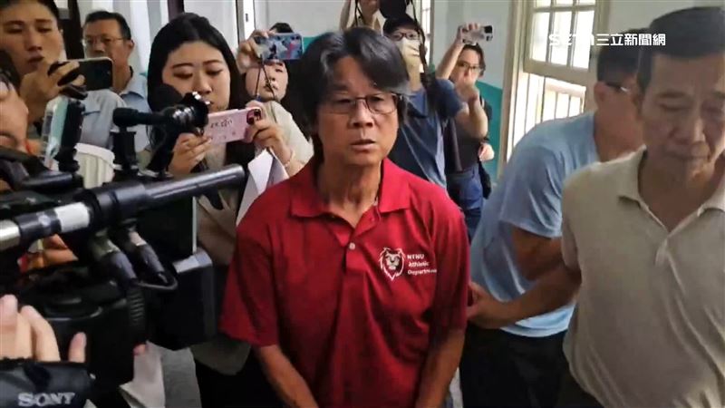 台師大女足隊教練周台英(中)等人,在19日為「抽血案」致歉。(圖/資料照)