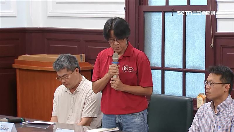 台師大「血論文」涉事教練周台英（中）與研究主持人陳忠慶（左）19日現身道歉