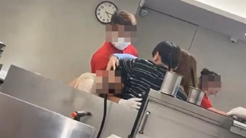 2女在迴轉壽司店內開打。(圖/翻攝畫面)