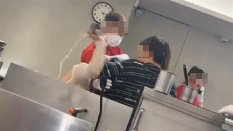 2女在迴轉壽司店內開打。(圖/翻攝畫面)
