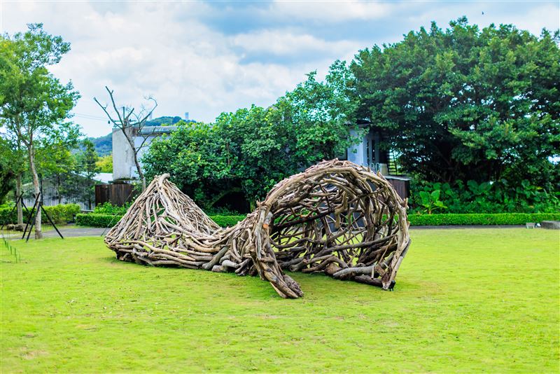 藝術家以漂流木為創作媒材,張國耀《漂流·隧》(上圖)、陳淑燕《島嶼種子Ⅱ》(下圖)。(圖/朱銘美術館提供)