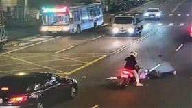 新北,新店,車禍,送貨員,機車。（圖／翻攝畫面）