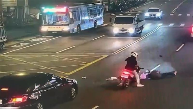 陳男遭機車撞飛瞬間。(圖/翻攝畫面)